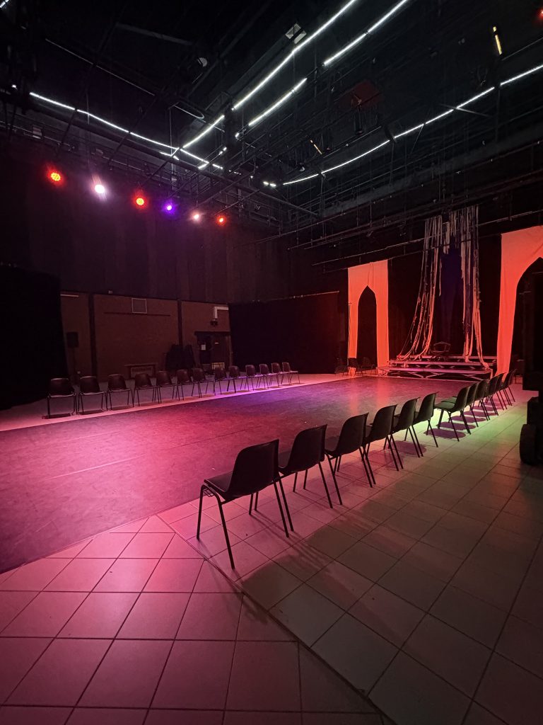 Agencement scène biface