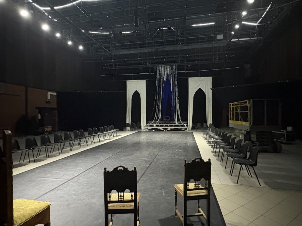 Agencement scène biface